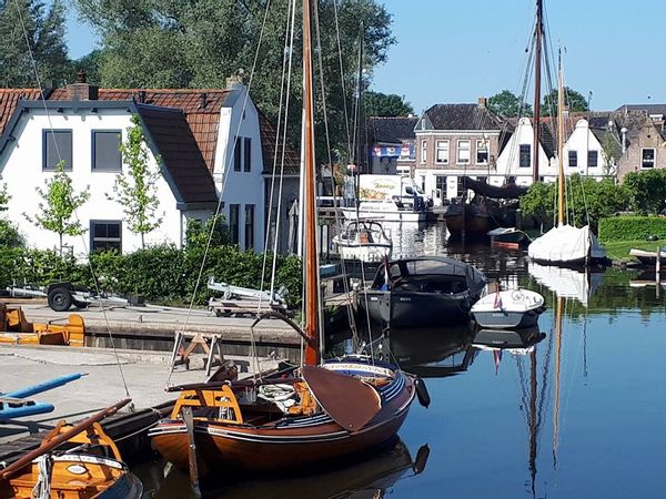 Familiehuis aan het water in de oude dorpskern van Heeg