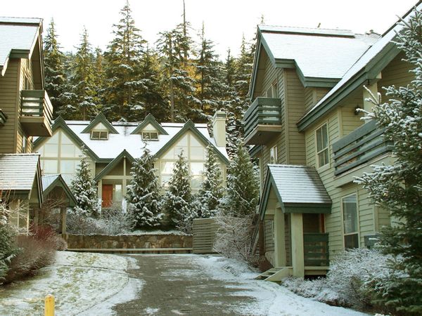 Private Hot Tub. Bring Your Dog! Spacious Ski-in Townhome close to Lost Lake
