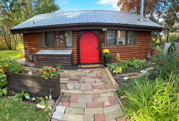 Collette and Nicks log cabin is a charming, cozy, rustic home with view and access to a lake.