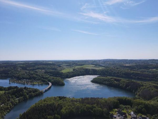 Familienhaus mit offener Küche, großem Garten und Sauna am Badesee
