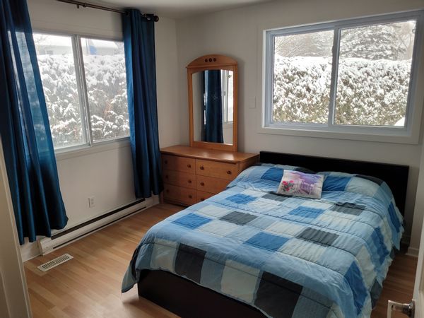 Chambre privée dans un grand bungalow.