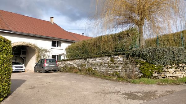 Maison dans la campagne jurassienne