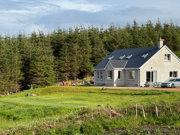 Modern and spacious Donegal family home near beach, Wild Atlantic Way adventures & stunning scenery