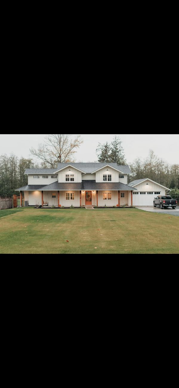 4 bedroom, 3 bathroom farmhouse on 1 acre. Perfect for families. Ski, golf and fish in the same day!