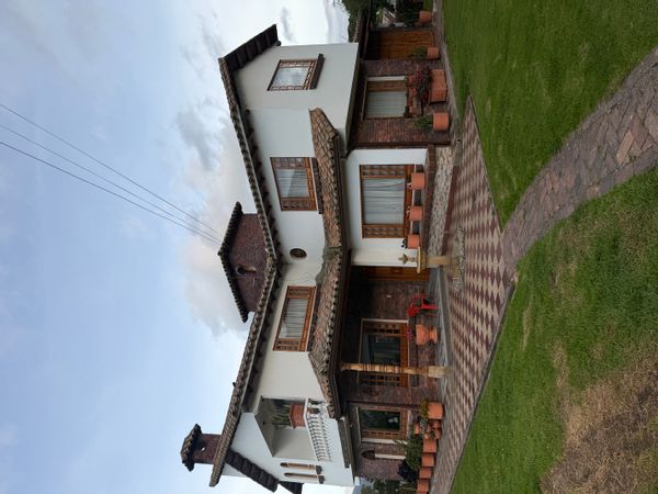 Hermosa casa campestre con naturaleza y familiar ubicada en un tranquilo pueblo cercano a Bogotá.