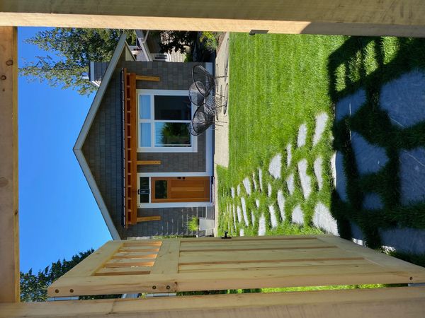 Bright modern 1 bedroom suite, with private garden, and parking. Close to beaches and golfing.