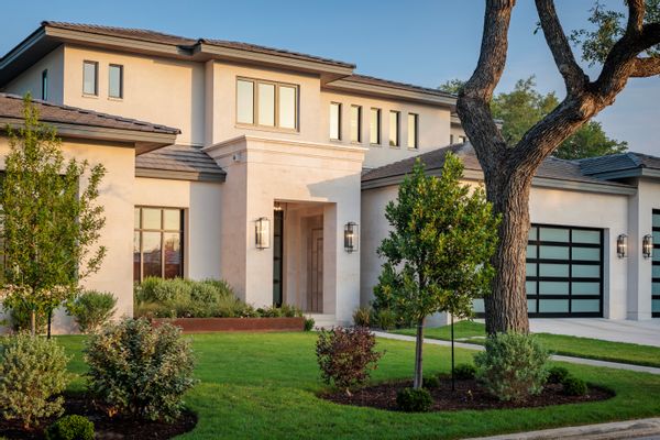 Designer family home 10 minutes do downtown. Walkable shops.