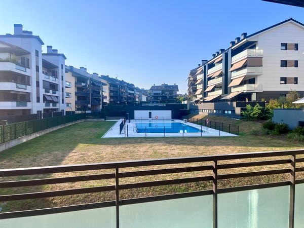 Piso en urbanización con piscina de 2 habitaciones, 2 baños, amplia terraza y plaza da garaje.