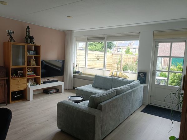 Gezinsvriendelijke tussenwoning met zonnige tuin, vlak bij de kust en slechts 30 min van Amsterdam.