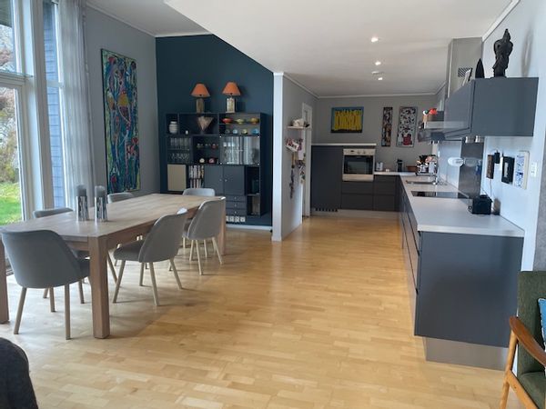 Moderne hus med stor hage ved sjøen, nær Bergen