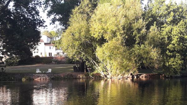 Une maison d'artistes en bord de Charente, au cœur du vignoble de cognac, à quelques kilomètres de Cognac