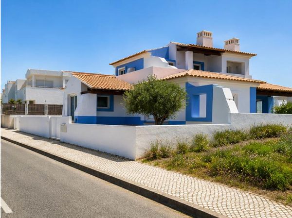 Bright home with Atlantic views, steps from the sea. Relax, breathe, and enjoy Porto Côvo!