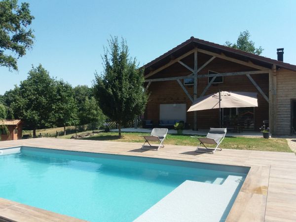 Chalet avec piscine - dispo contre GP 2 semaines en juillet