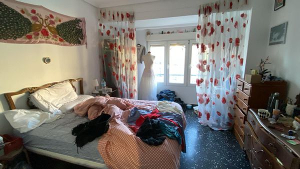 Spacious room with private bathroom, two double beds, workspace in the heart of Ruzafa.