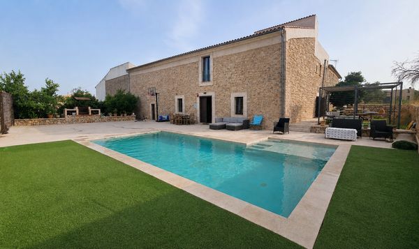 CASA MALLORQUINA CON ENCANTO EN EL INTERIOR DE LA ISLA DE MALLORCA