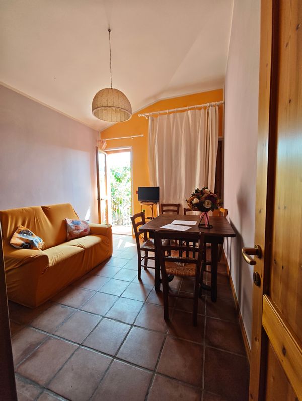 Villetta vista mare in una località silenziosa e tranquilla . La casa dispone di due stanze da letto