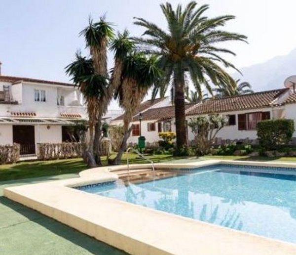 Piso con encanto jardines y piscina en Denia cerca del centro y junto al parque nacional del Montgó