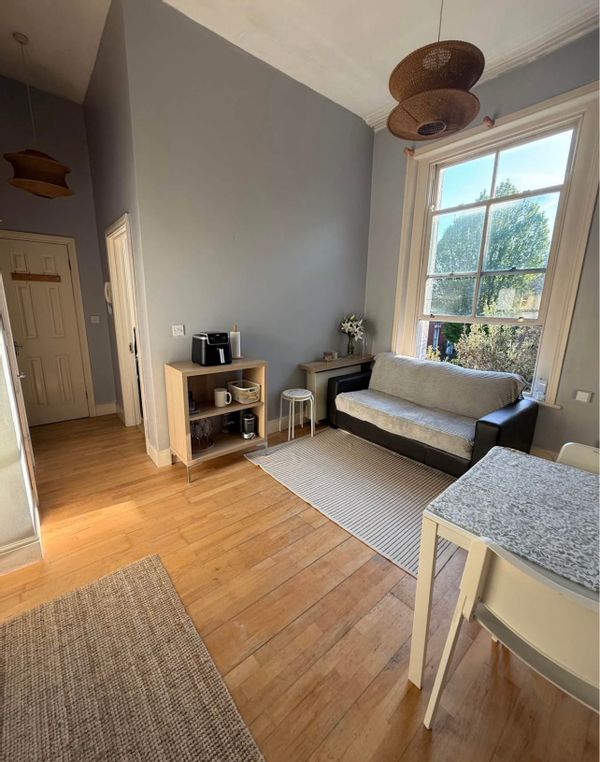 Fantastic location,just a 15minute walk to TempleBar, near the Luas,buses and top pubs.