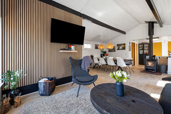 An incredibly cozy holiday home situated on a large, secluded plot in beautiful nature.