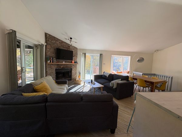 Le chalet menant à la rivière