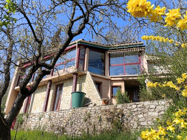 Maison atypiqye en provence verte
