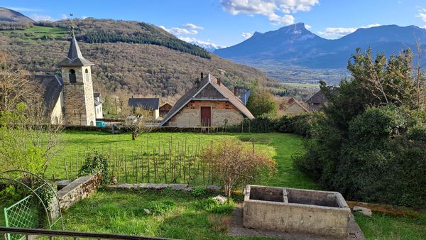 Jolie maison au pied des Bauges avec grand jardin