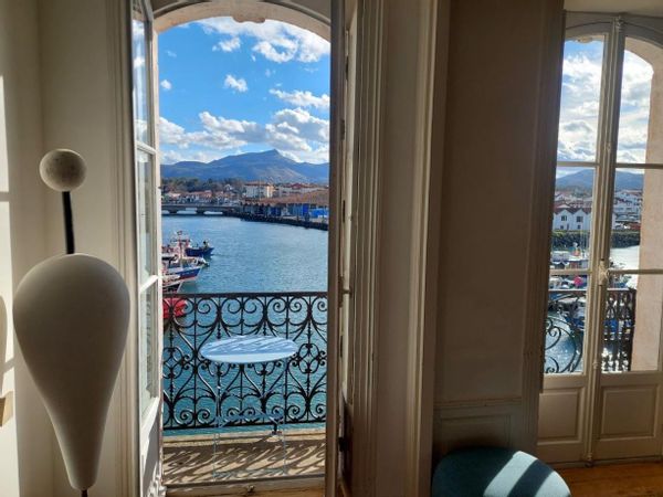 Magnifique appartement avec vue sur la Rhune et le port