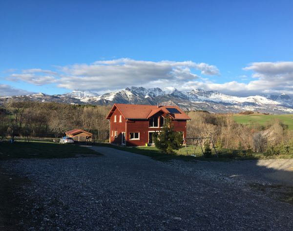 Maison proche stations de Ski (4 ou 5 personnes maximum) hameau calme mais proche toute commodités