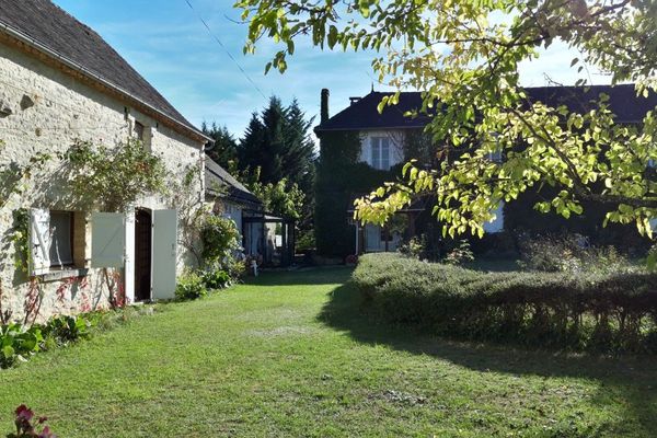 Grande maison en pierres au calme absolu sur 10 hectares, en bordure de forêt.