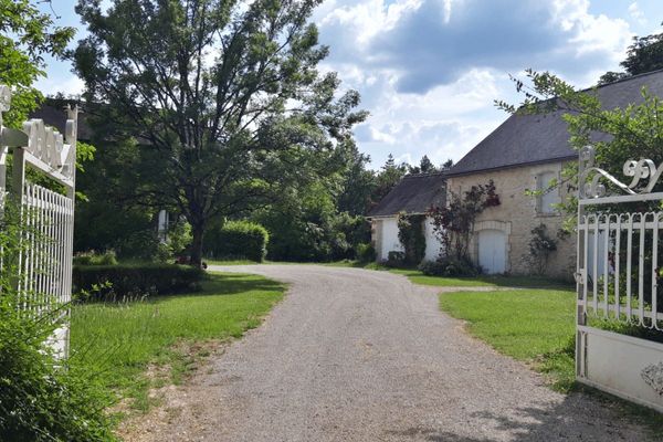 Une ou deux chambres privées dans grande maison en pierre au calme absolu sur 10 hectares