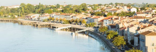 Une maison au bord de l'eau