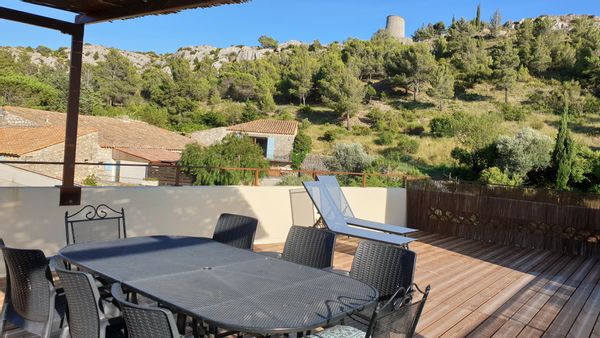 Maison de village avec terrasse à 360°, 10 min de la mer, 20  de Narbonne, avec 2 places de parking