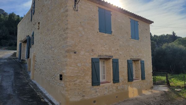 Grande maison de village en pierre, avec piscine, au pied de la colline aux 3 moulins, avec rooftop