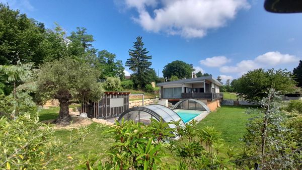 Maison moderne à Trept, France