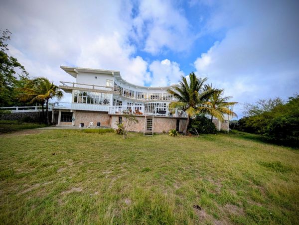 Villa 700m2 à Grand Baie, dans domaine arboré 2 hect, à 700 m du centre de Grand Baie