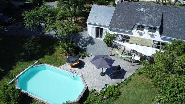 Maison & piscine, grand terrain arboré, ruisseau et bois, au Sud de Vannes et 5km deLa Roche Bernard