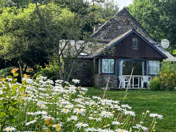 En pleine nature dans le parc d'Armorique, un gite lumineux avec terrasse et jardin