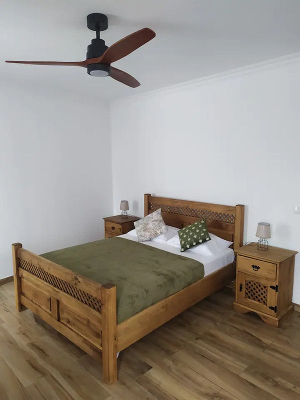 Appartement  avec cuisine et salle de bain. Accès à une piscine chauffée partagée.