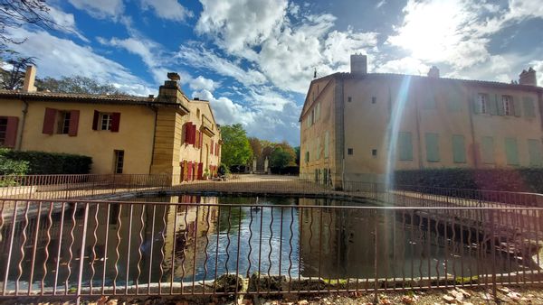 Appartement dans une bâtisse provençale dans un grand domaine arboré