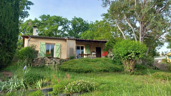 Villa Regain:  Une maison en Haute-Provence dans un écrin de verdure et de calme.