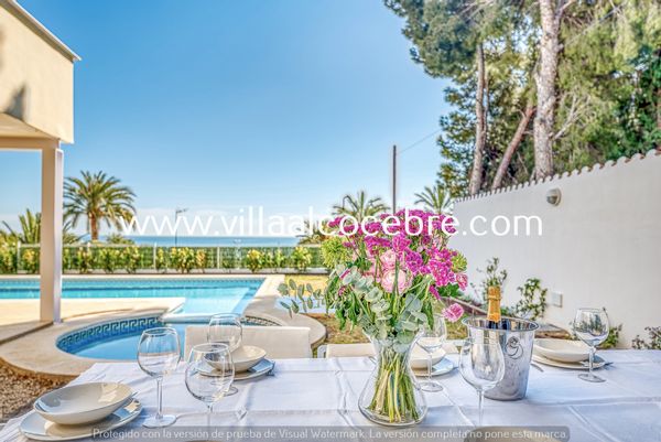 Preciosa villa con piscina, jardín y vistas al mar