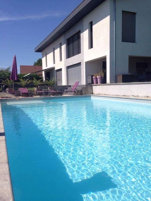 Grande maison au calme - piscine chauffée l'été