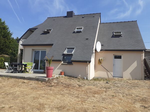 Maison dans la nature sur la côte de granit rose