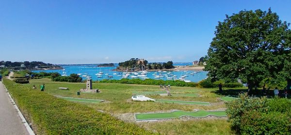 Plages et commerces à pied ( navette gratuite en juillet et août).