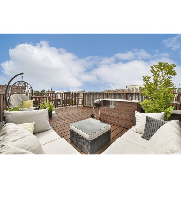 Nice triplex, with  stunning and chill rooftop terasse. Metro:5 min, airport: 20 min& P+R:10 min.