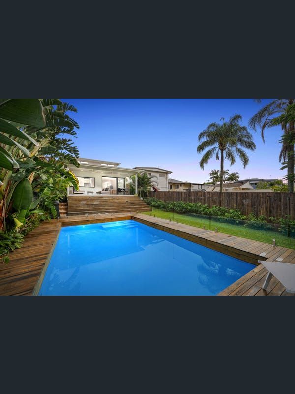 Relax by the bay, - beautiful family home, pool and beach lifestyle