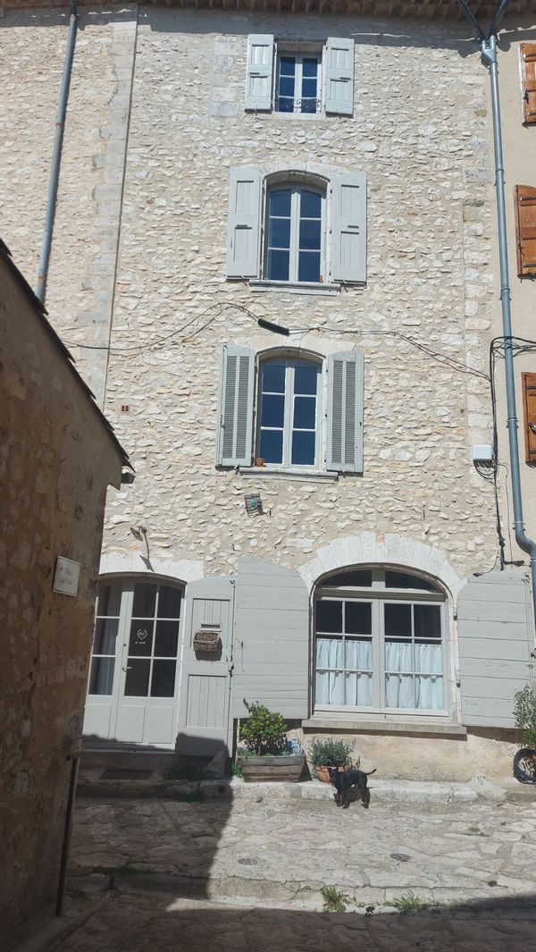 Maison provençale dans charmant village piéton. Cœur Luberon