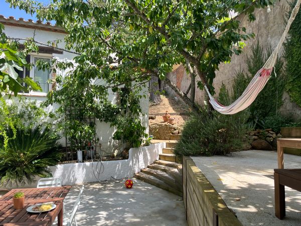 Bonita casa de familia a Begur, Costa Brava. 4 habitaciones, 2 baños, 2 terrazas y jardín.