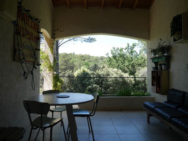 Maison moderne à l'orée du bois