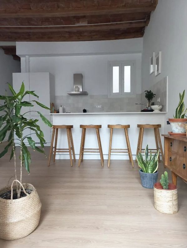 Private room in the center of Barcelona, in a beautiful, spacious, and bright house.